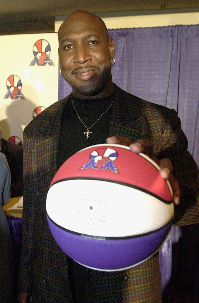 Daryl Dawkins palms a basketball at a press conference announcing the ABA 2000 basketball league on October 5, 2000 | Photo: Getty Images
