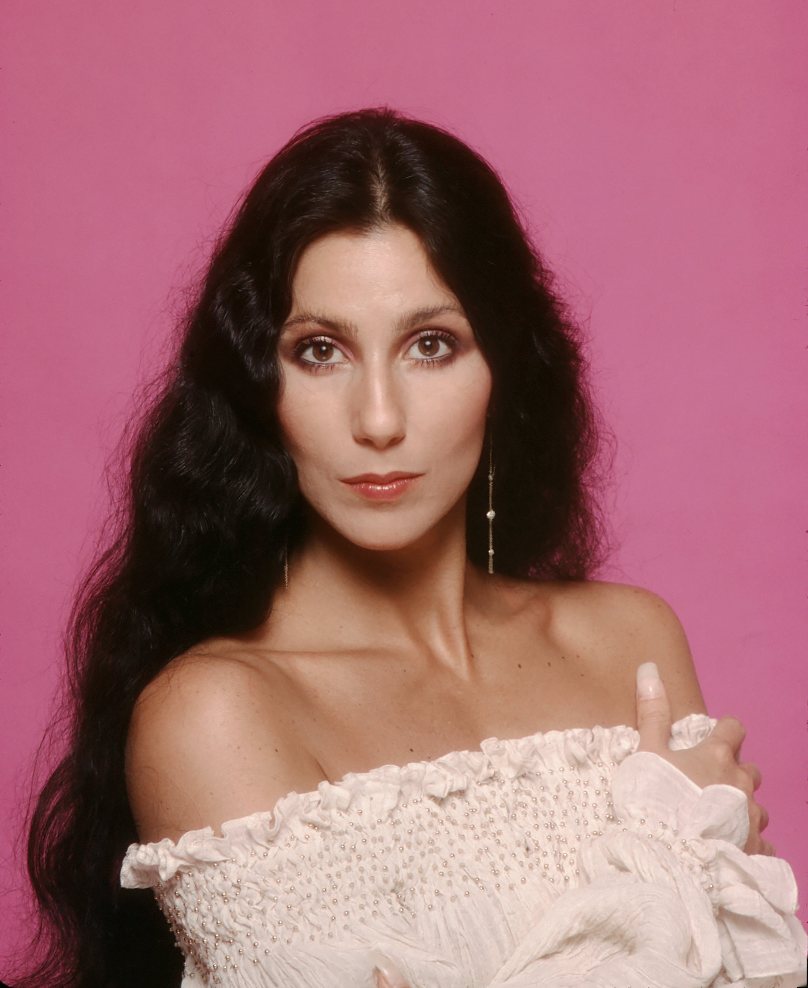 Cher poses during a portrait session in 1980 in Los Angeles, California | Source: Getty Images