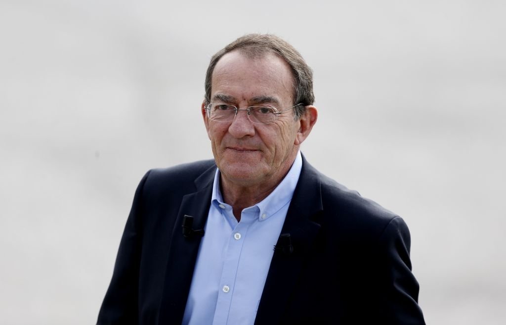 Le journaliste français Jean-Pierre Pernaut marche à Berdhuis le 12 avril 2018, avant une interview du président français organisée par la chaîne de télévision française TF1. | Photo : Getty Images