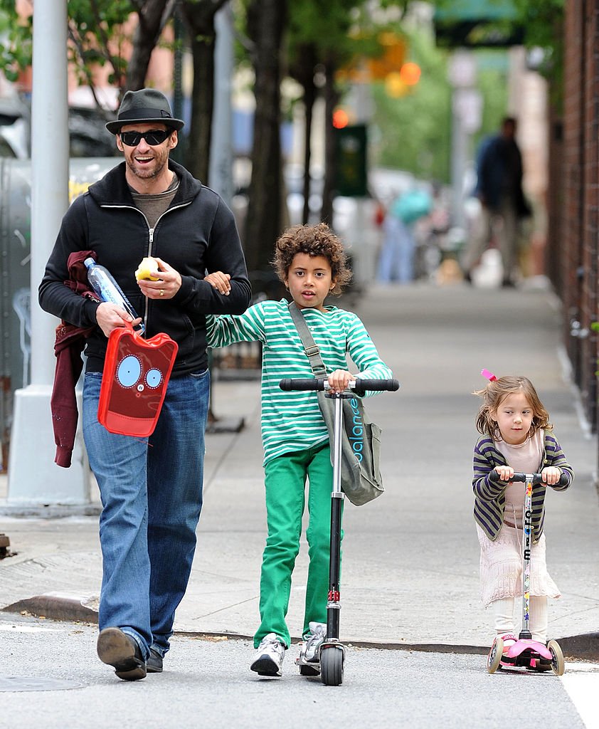 Hugh Jackman walks with his son Oscar Maximillian and daughter Ava Eliot on the streets of Manhattan on May 18, 2009 | Source: Getty Images