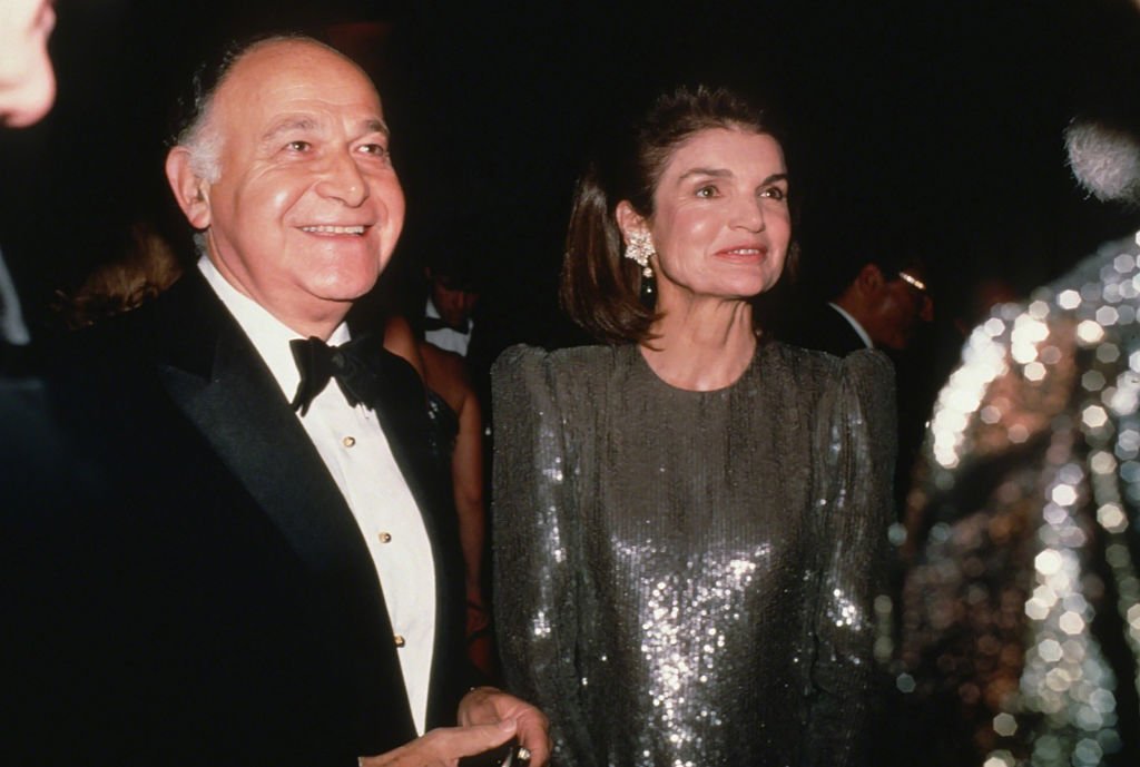 Maurice Tempelsman and Jacqueline Kennedy attends a gala at the New York Public Library on November 21, 1986 in New York City. | Source: Getty Images