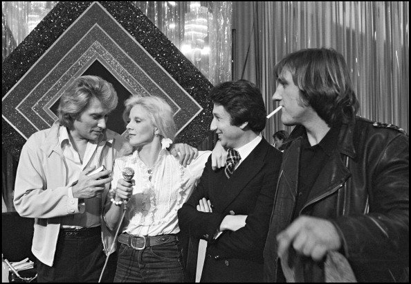 Johnny Hallyday, Gérard Depardieu, Michel Drucker et Sylvie Vartan sur le plateau de l'émission de télévision "Johnny Hallyday 20 Ans Apres". | Photo : Getty Images