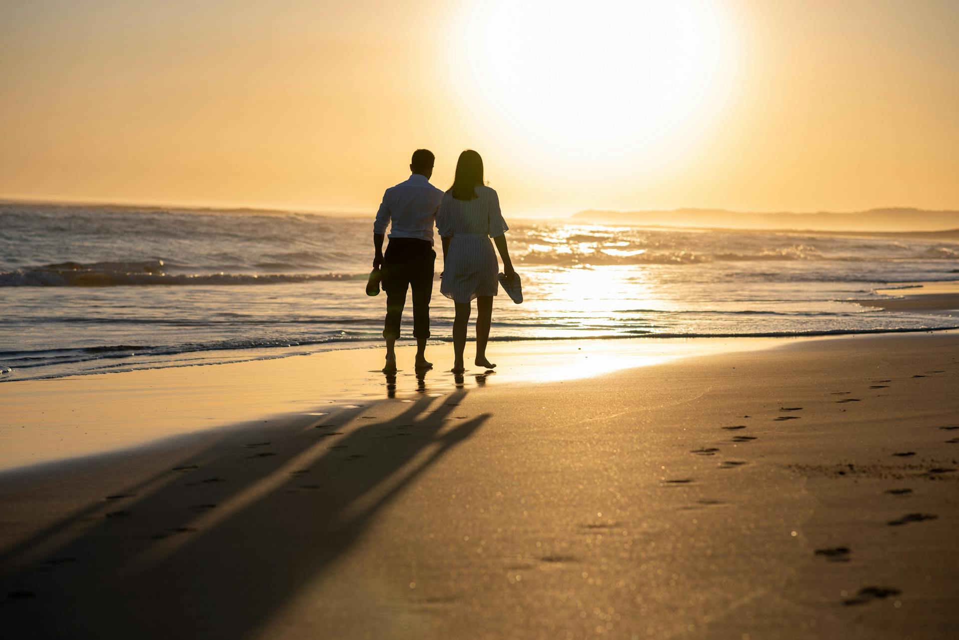 A couple walking on the beach | Source: Pexels