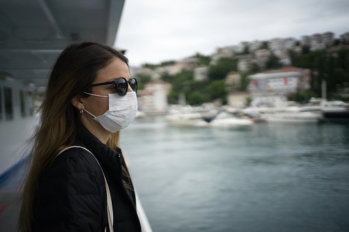 Femme avec le masque. | Photo : Getty Images Femme avec le masque. | Photo : Getty Images