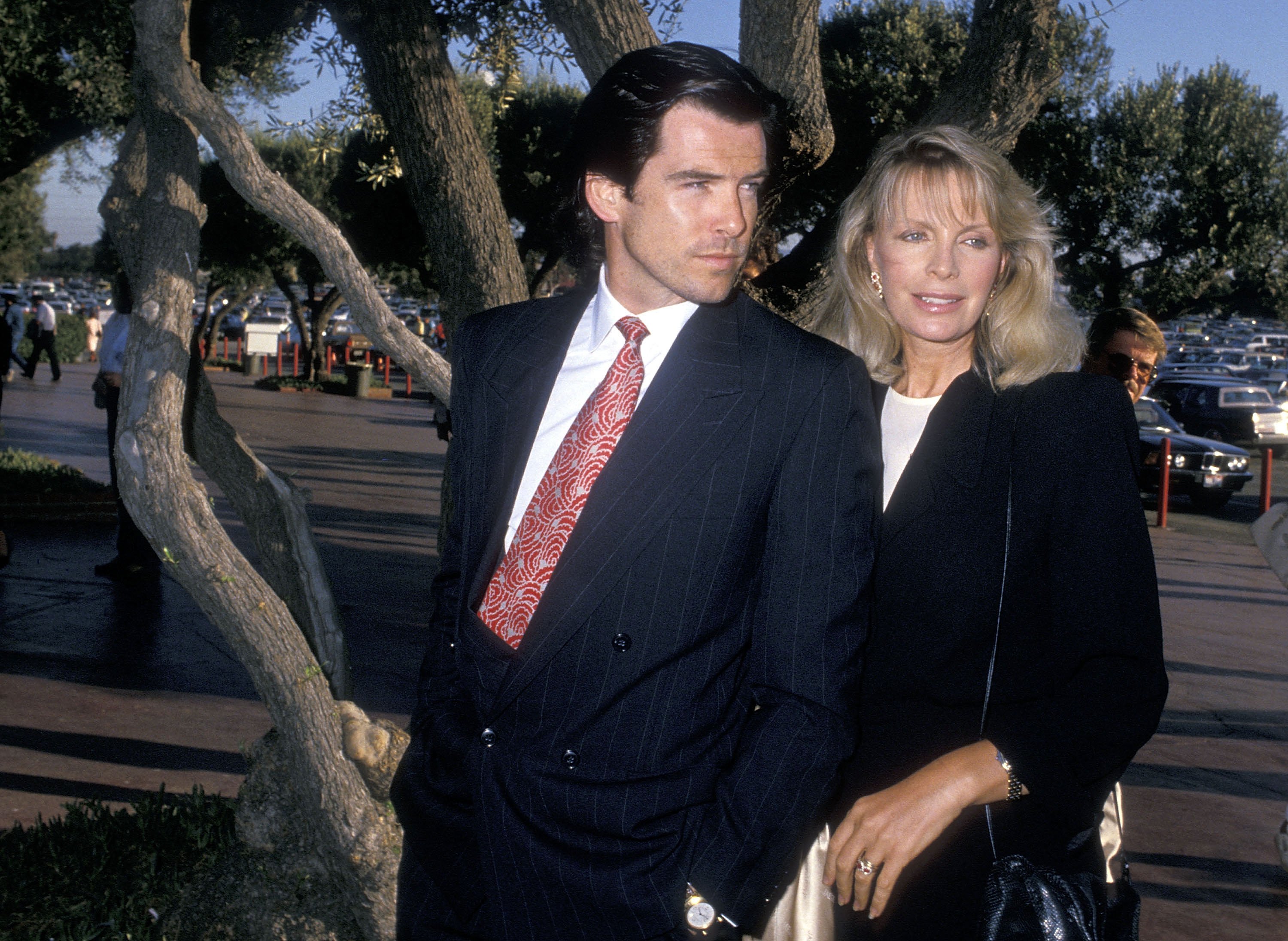 Pierce Brosnan und Cassandra Harris in Kalifornien 1988. | Quelle: Getty Images 