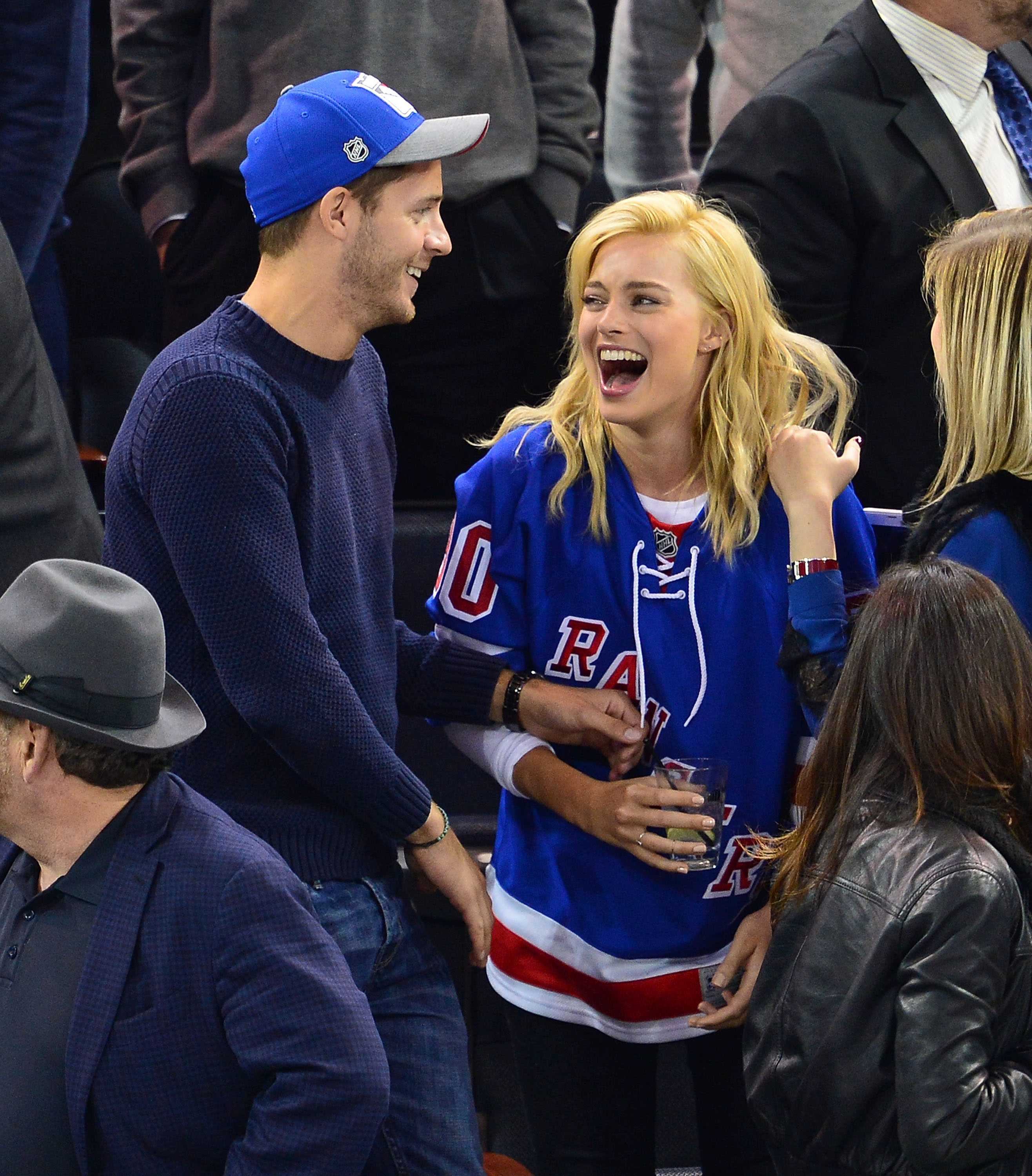 Tom Ackerley and Margot Robbie attend the Philadelphia Flyers vs New York Rangers game at Madison Square Garden in New York City, on November 19, 2014 | Source: Getty Images