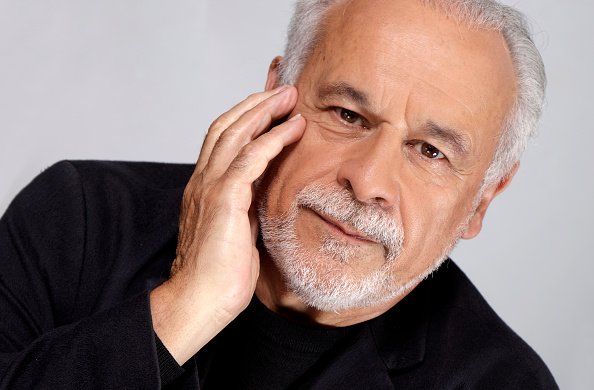 L'acteur Francis Perrin prend la pose lors d'une séance de portrait à Paris. |Photo : Getty Images