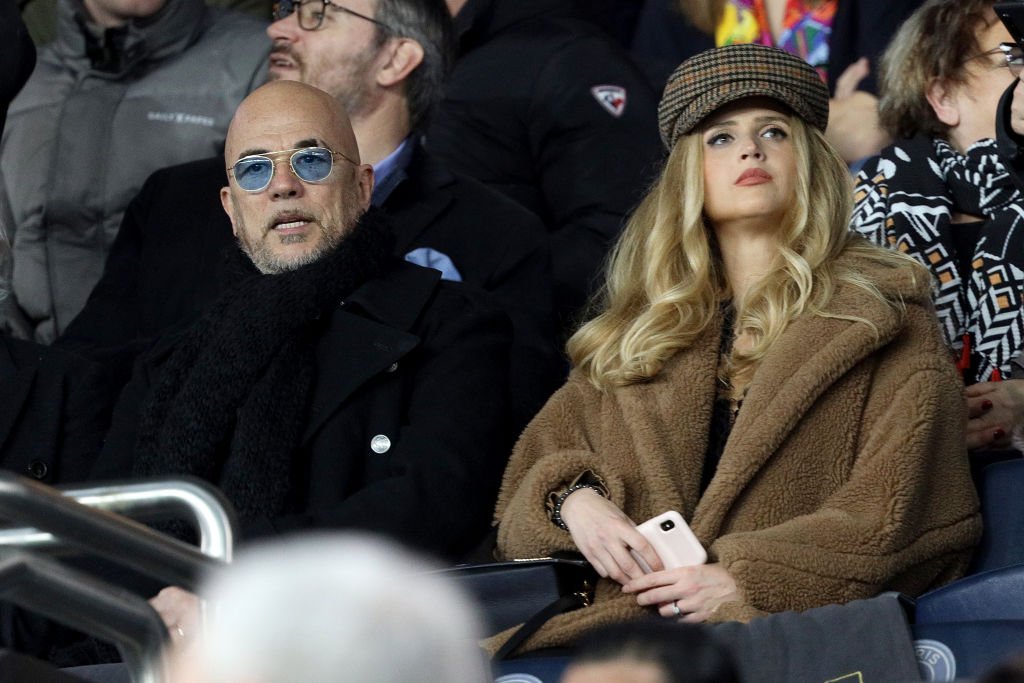 Le chanteur Pascal Obispo et femme Julie Hantson au match de Ligue 1 entre le Paris Saint-Germain et les Girondins de Bordeaux au Parc des Princes le 23 février 2020 à Paris, France. | Photo : Getty Images
