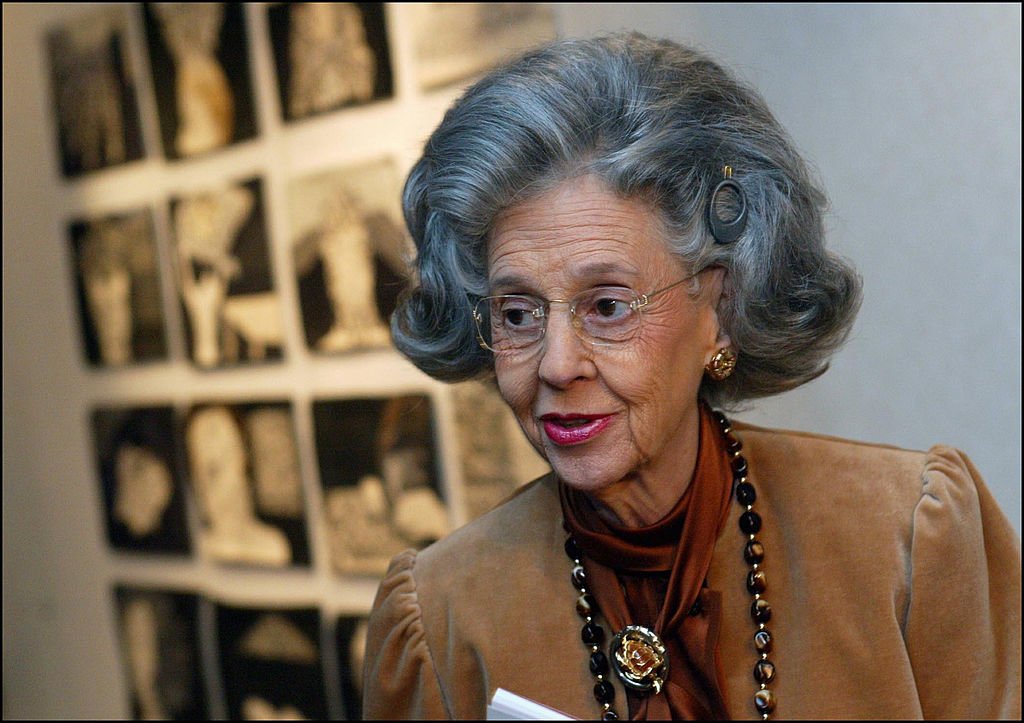 La reina Fabiola de Bélgica entrega los premios de la "X Bienal Internacional de encaje y arte contemporáneo" en 2002. | Foto: Getty Images.