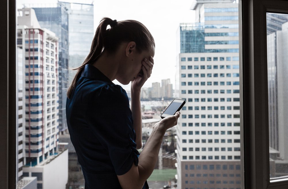 Mujer preocupada con teléfono celular. | Foto: Shutterstock