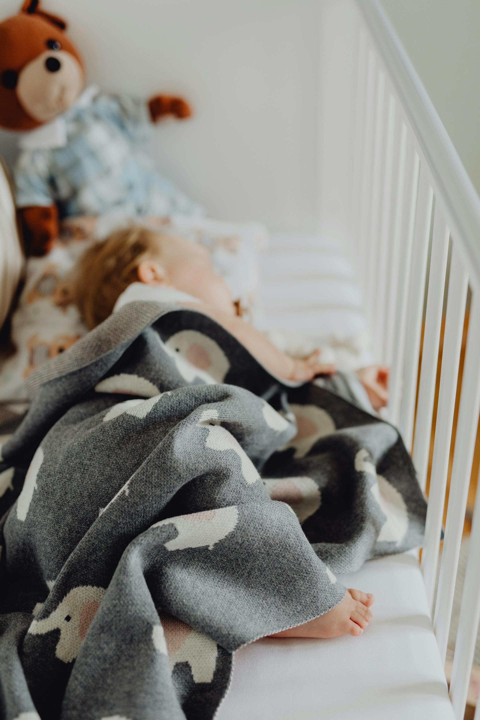 A baby sleeping in her cot | Source: Pexels