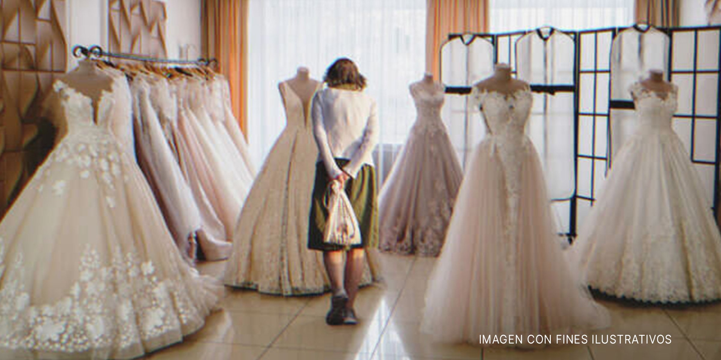 Mujer en tienda de novias | Foto: Shutterstock