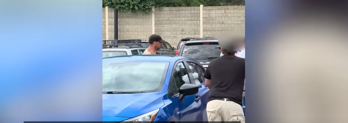 A side view of the alleged stabber as shoppers confronted him, from a video posted on July 27, 2025 | Source: YouTube/NewYorkPost