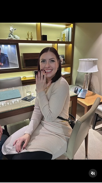 Amanda shows off her engagement ring, from a post dated December 22, 2024 | Source: Instagram/tomgreen