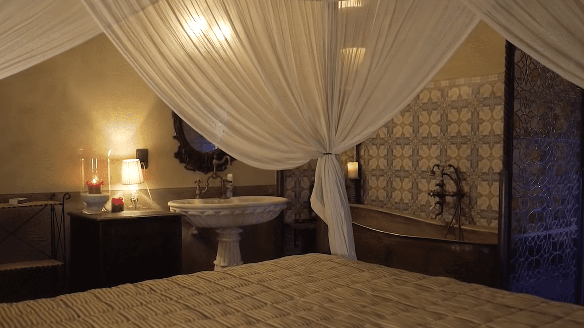 Das Innere eines der Schlafzimmer auf Johnny Depps Immobilie in Frankreich | Quelle: Youtube.com/The Richest