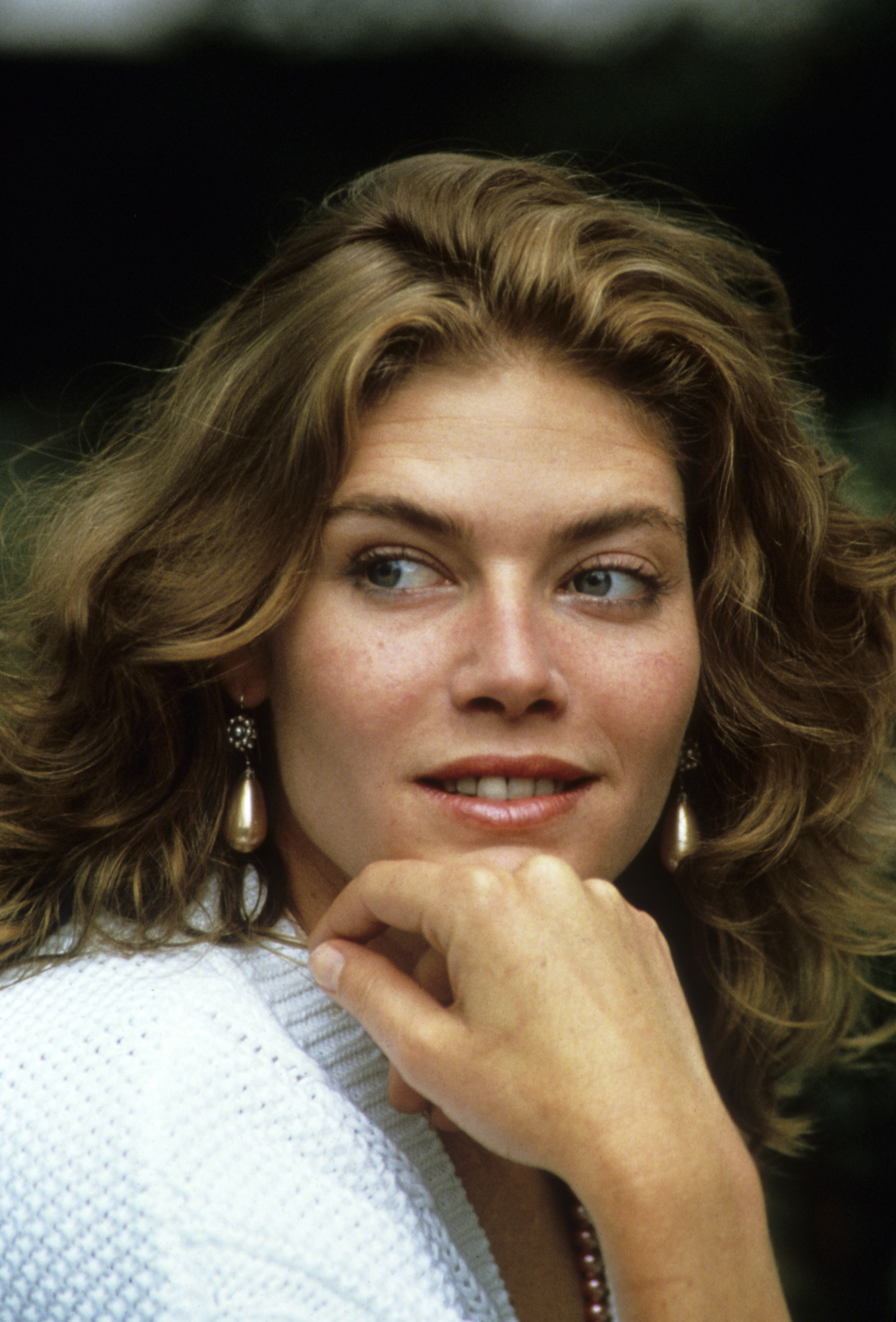 Kelly McGillis poses during a portrait session on May 15, 1985 in London, England | Source: Getty Images