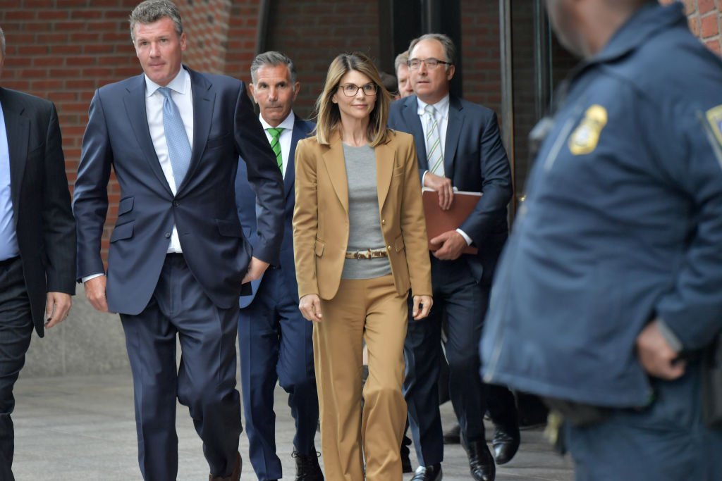 Lori Loughlin exits the John Joseph Moakley U.S. Courthouse after appearing in Federal Court | Photo: Getty Images