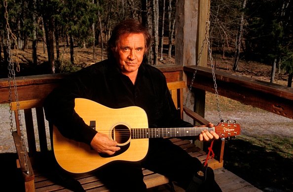 Johnny Cash posing with a guitar in 1994. | Photo: Getty Images