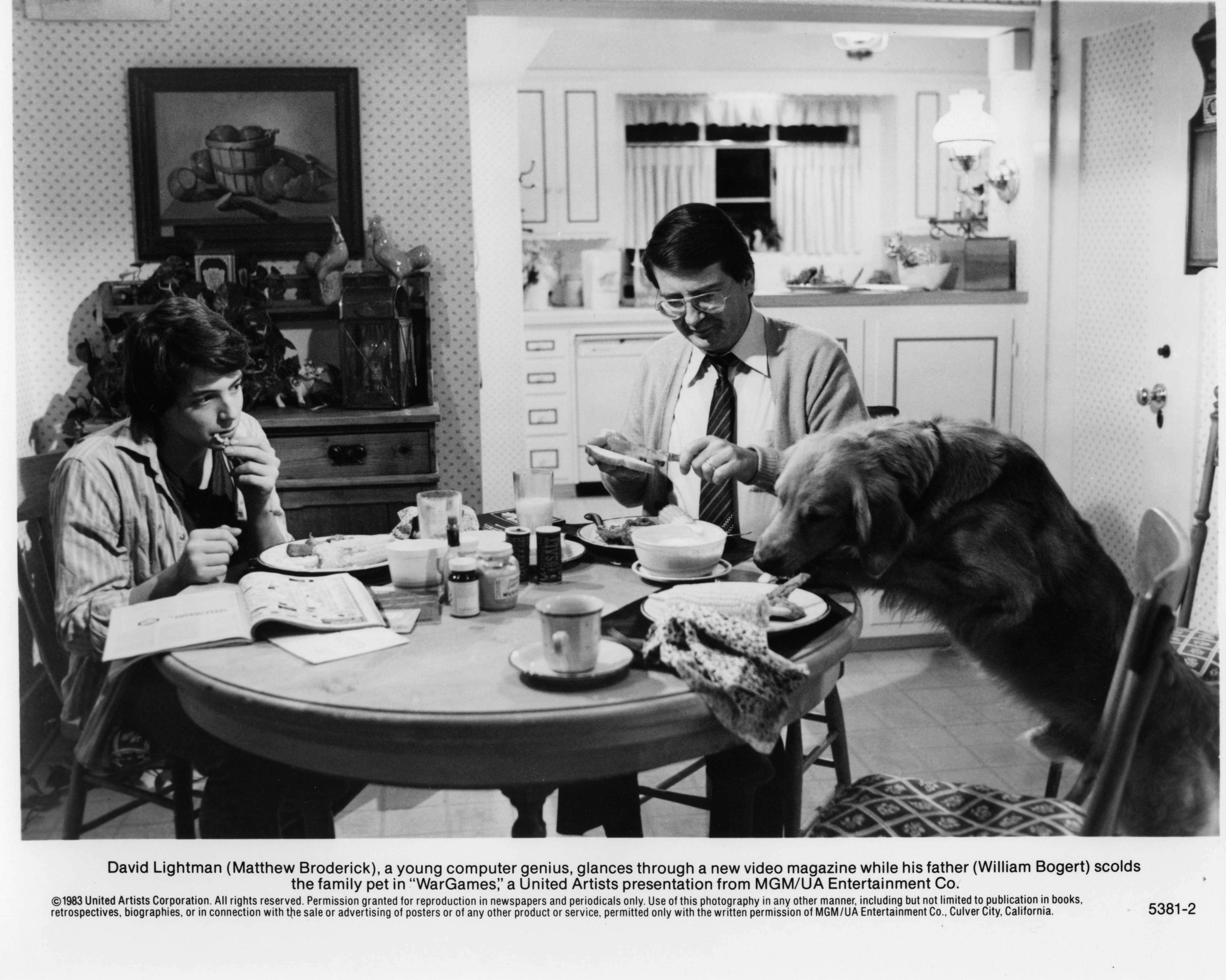 Matthew Broderick reads a video game magazine at the table with William Bogert in a scene for the "WarGames" circa 1983 | Photo: Hulton Archive/Getty Images
