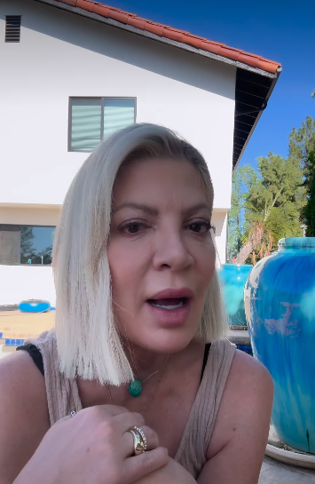 Tori Spelling talking about the car crash before Easter, on a video posted on April 7, 2026 | Source: Instagram/torispelling