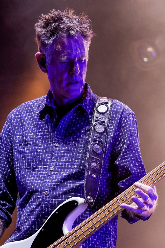 Bones Hillman de Midnight Oil se produit le 4 novembre 2017 à Hanging Rock, en Australie. | Photo : Getty Images