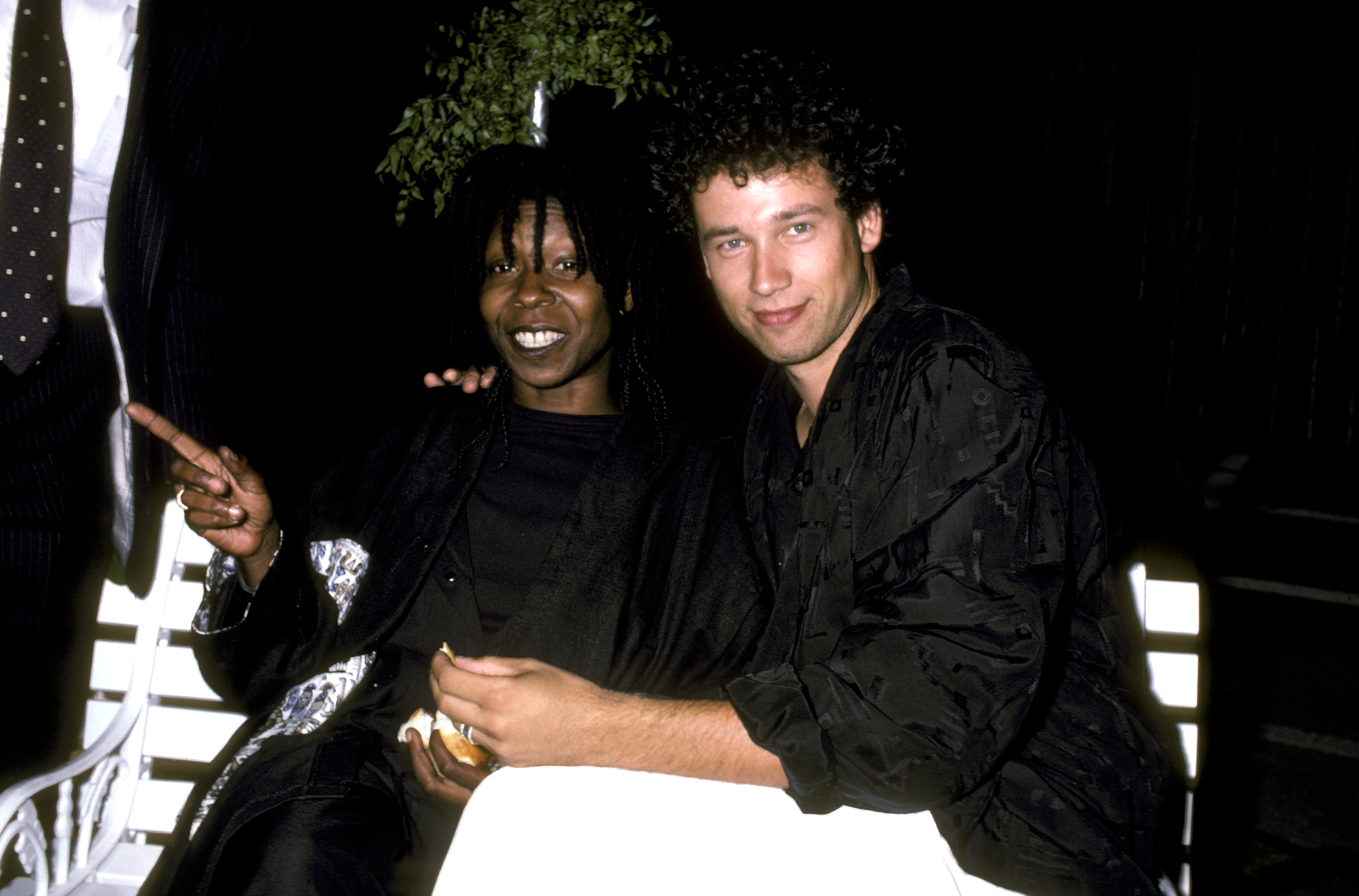 Whoopi Goldberg and David Claessen at the 5th Annual "L'Chaim, To Life!" Telethon in 1986 | Source: Getty Images