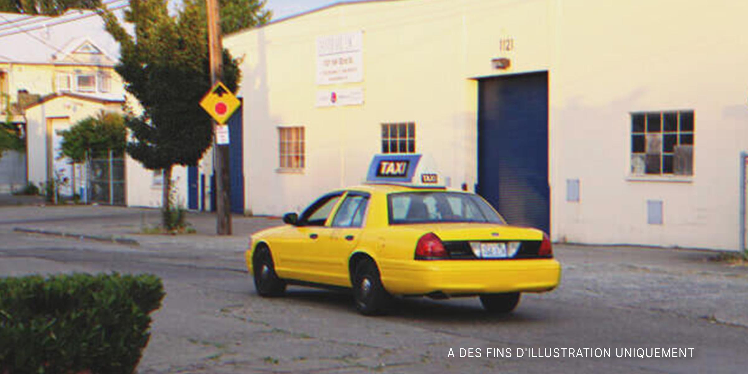 Un taxi dans la rue | Source : Shutterstock