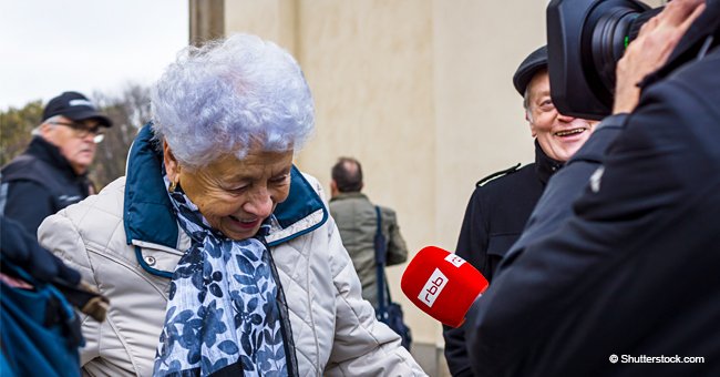 Dama de 80 años fue entrevistada por una estación de noticias local