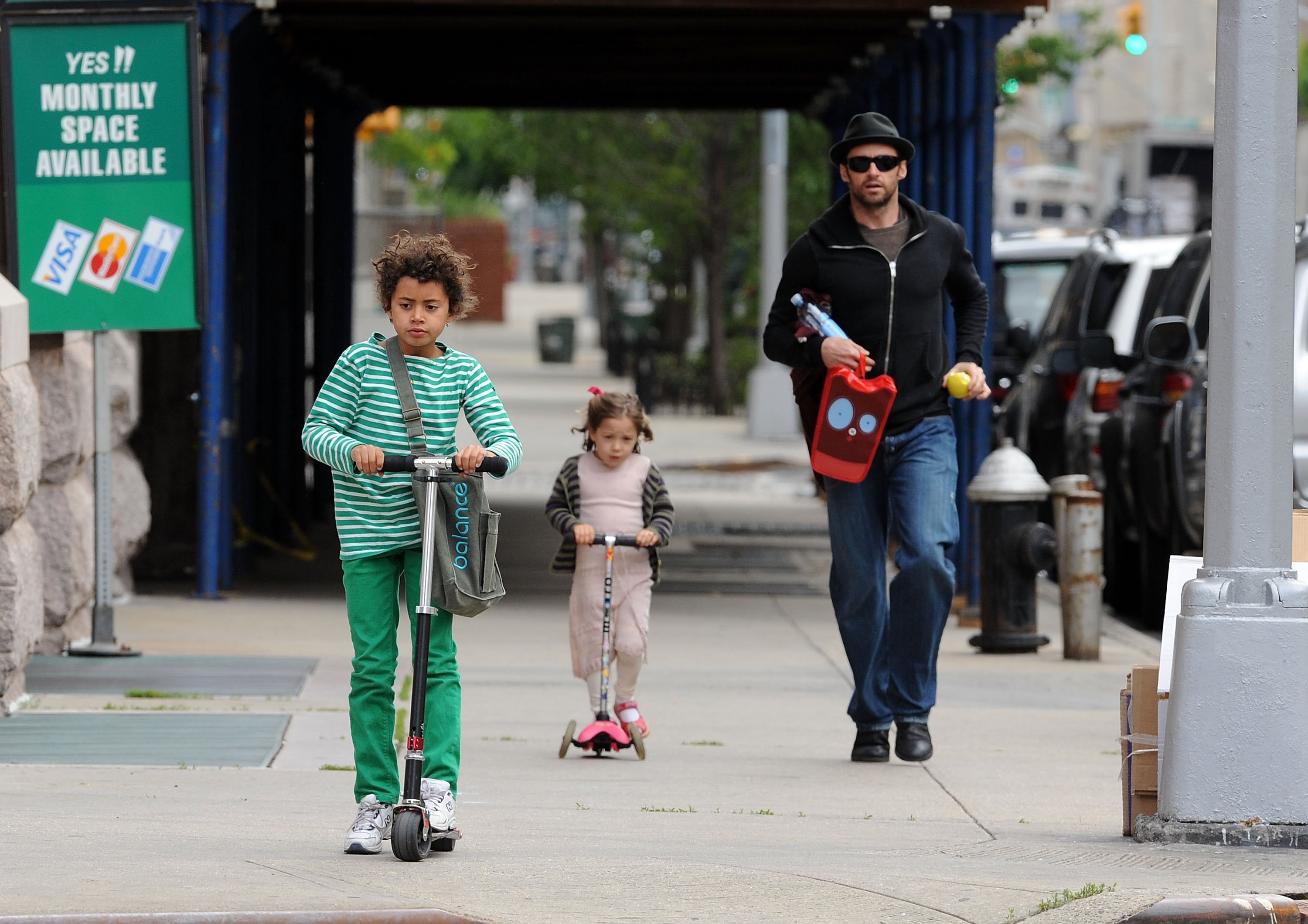 Hugh Jackman, Oscar Maximillian, et Ava Eliot dans les rues de Manhattan le 18 mai 2009, à New York. | Source : Getty Images