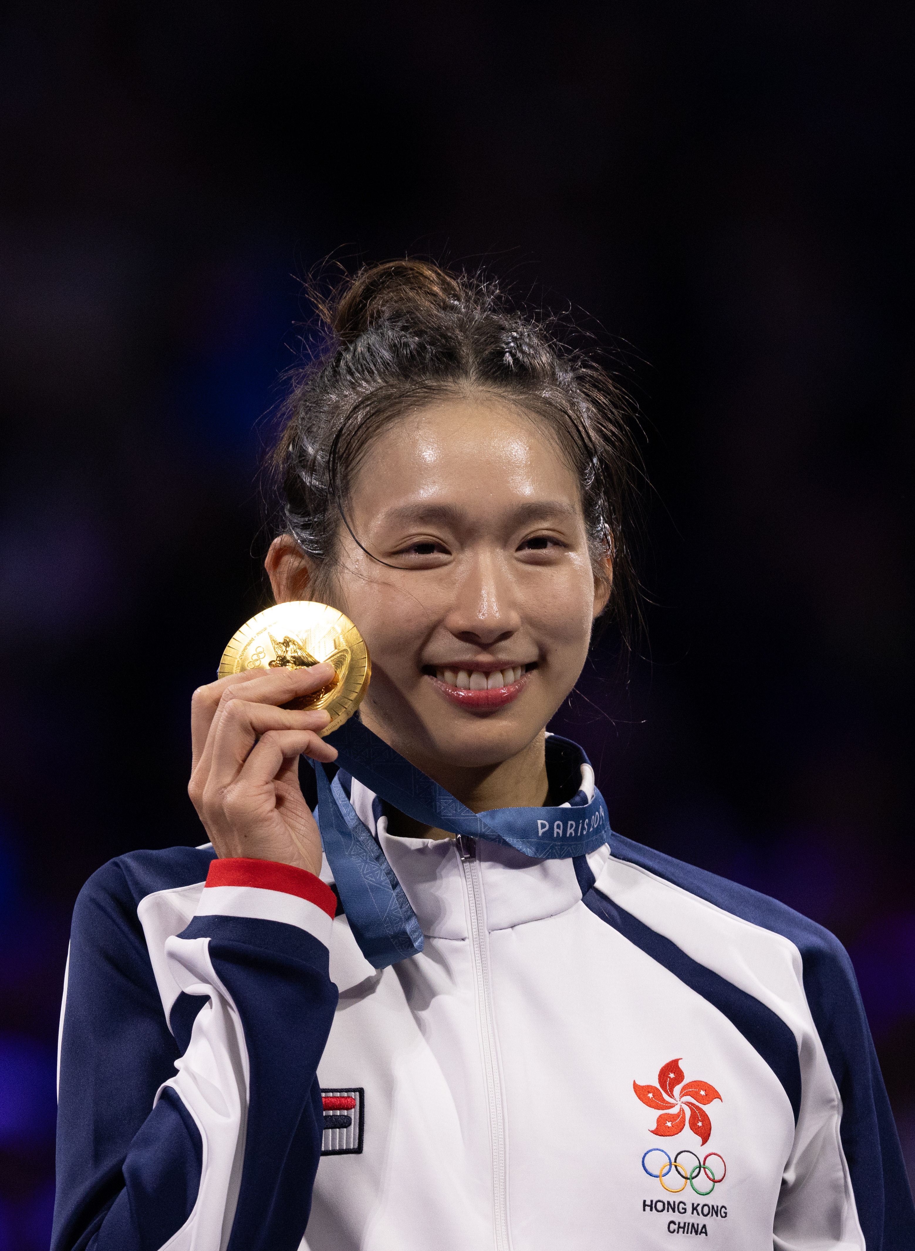 Vivian Kong posing with her gold medal during the Women's Épée Individual medal ceremony in Paris, France on July 27, 2024 | Source: Getty Images