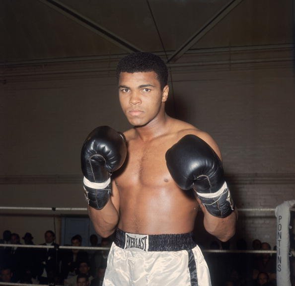 Muhammad Ali en formation au Royal Artillery Gymnasium de Londres pour son prochain combat avec le champion britannique Henry Cooper | Photo: Getty Images