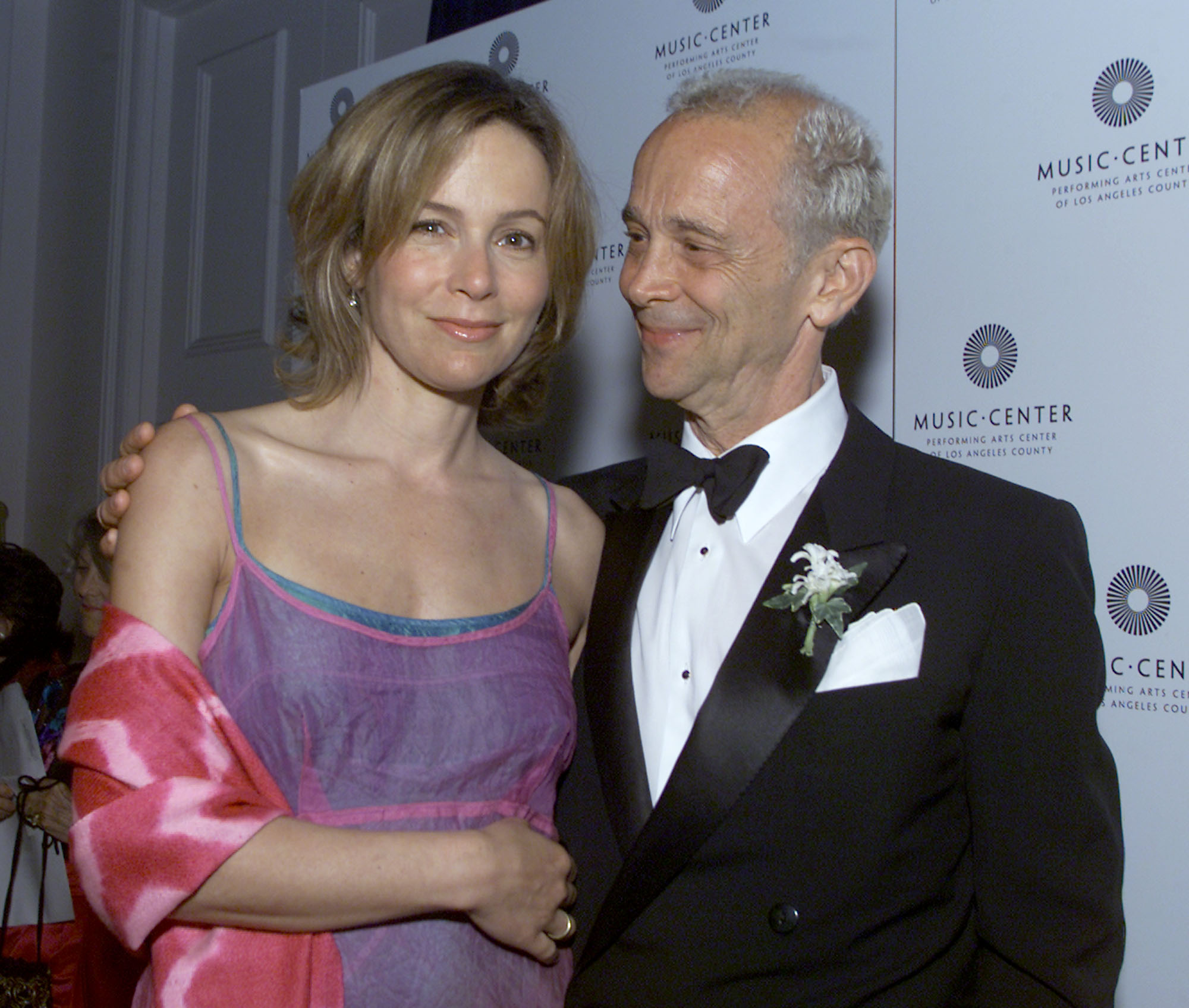 Jennifer and Joel Grey at the Music Center's 18th Annual Distinguished Artist Award Gala in Beverly Hills, 2001 | Source: Getty Images