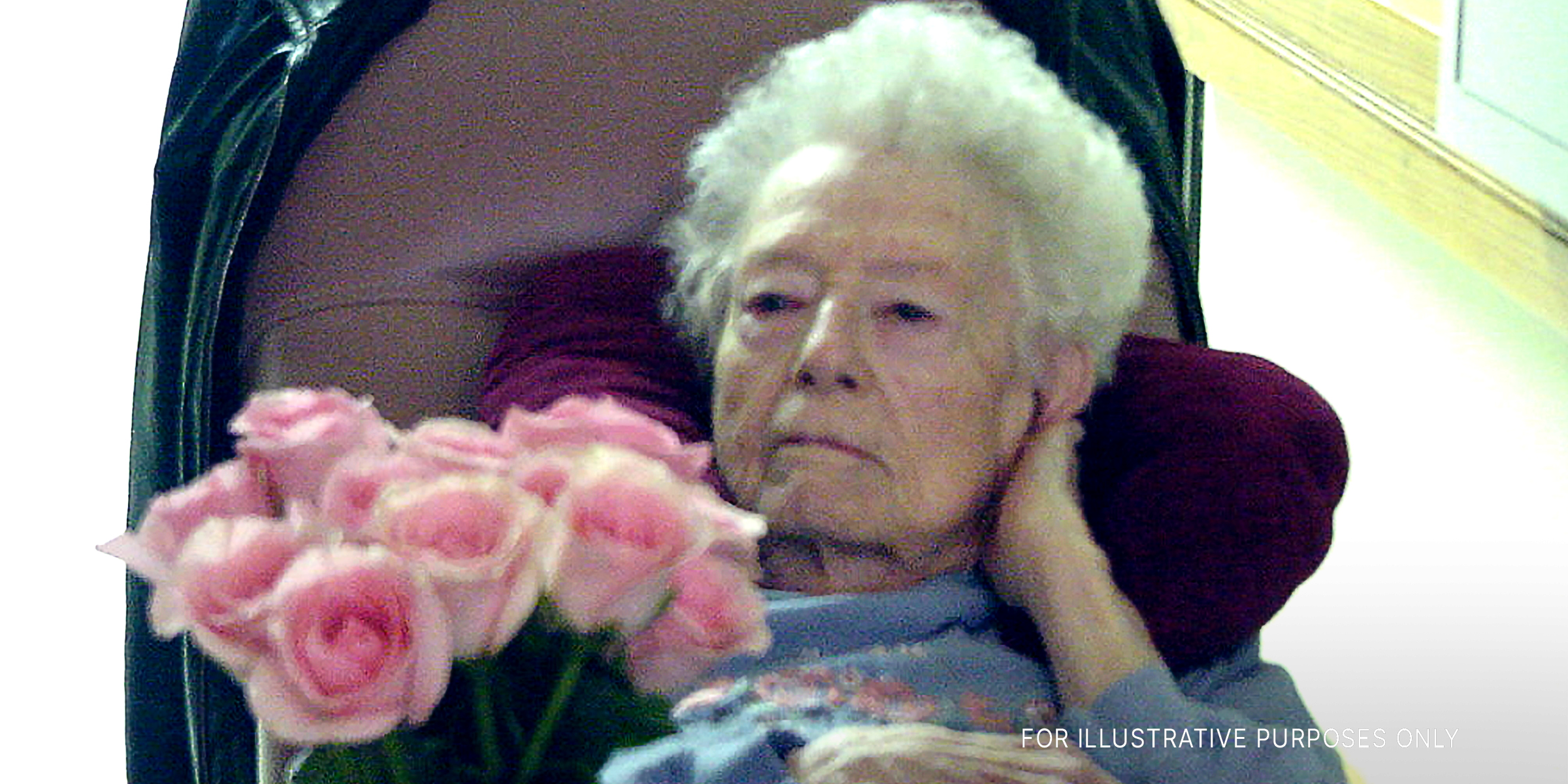An old woman holding roses | Source: lick,com/maotx/CC BY-SA 2.0