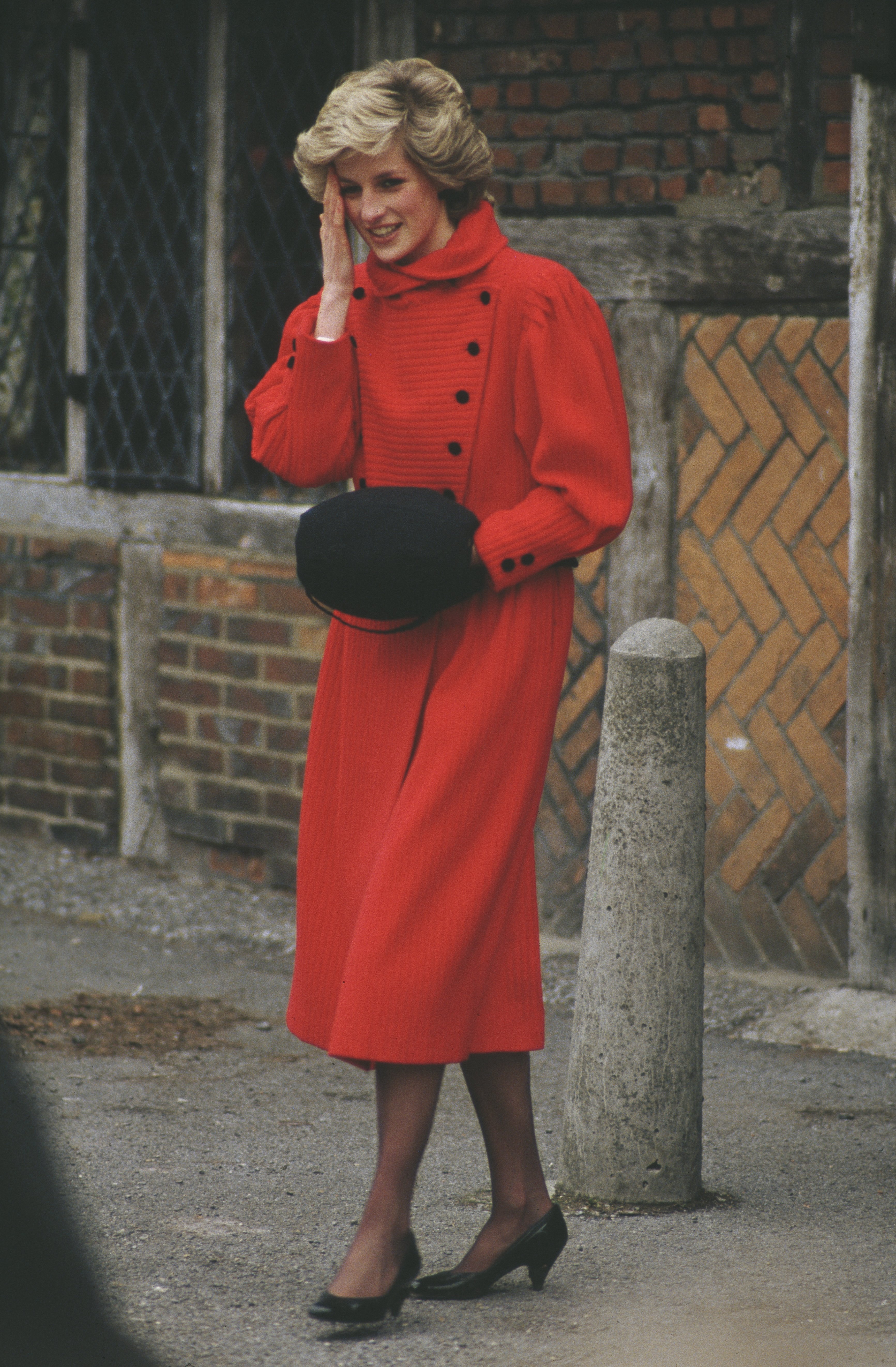 Diana, Princess of Wales (1961 - 1997) wearing a red coat in Basingstoke, England, May 1986. | Source: Getty Images