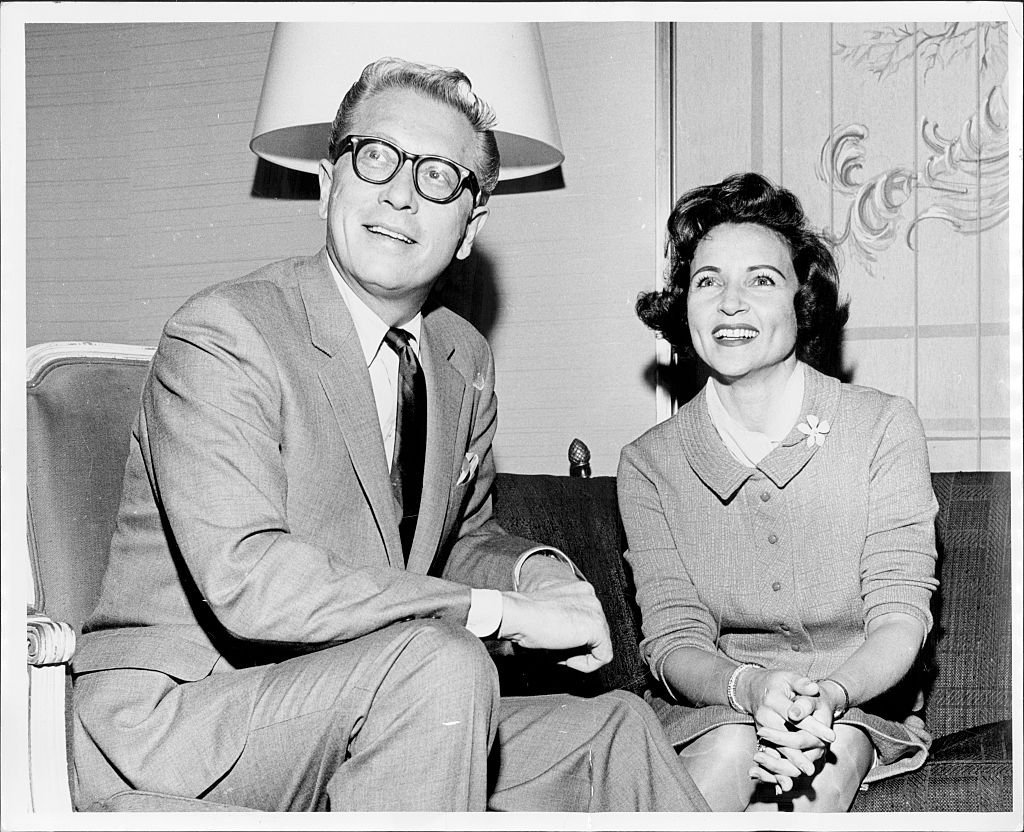 Allen Ludden and Betty White on 'Everybody promotes marriage,' on November 25, 1963. | Photo: Getty Images