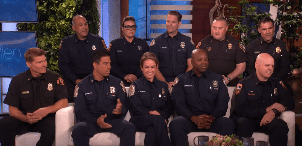 Dix des pompiers californiens se joignent à Ellen DeGeneres lors de son émission-débat le 6 novembre 2019. | Source: YouTube / TheEllenShow.