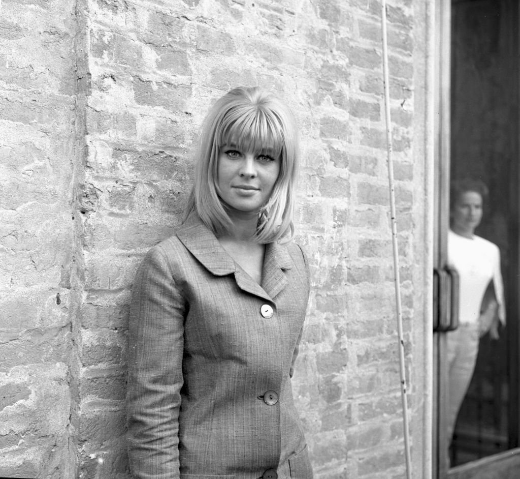 American actress Sue Lyon posing against a wall and taking a headshot in Venice in 1973. | Photo: Getty Images