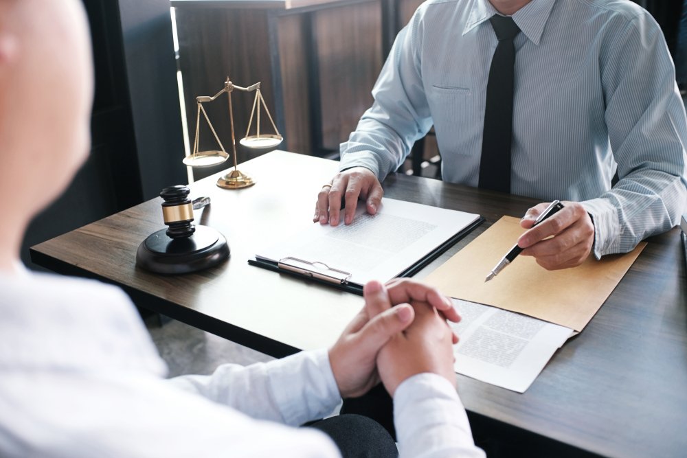 Un hombre consulta con un abogado. | Foto: Shutterstock