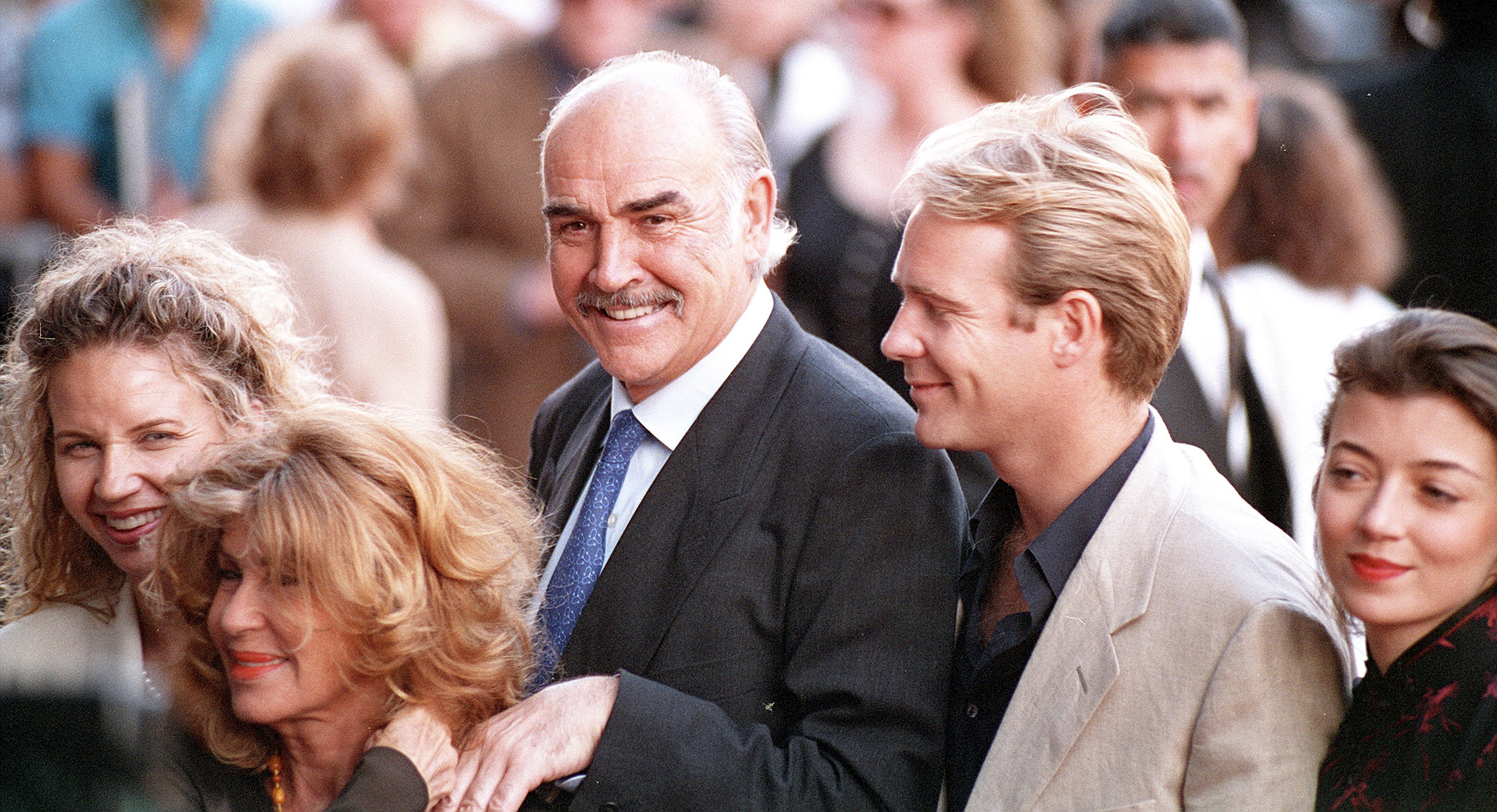 Sean Connery mit Micheline, Jason Connery und Mia Sara, um 1995 | Quelle: Getty Images