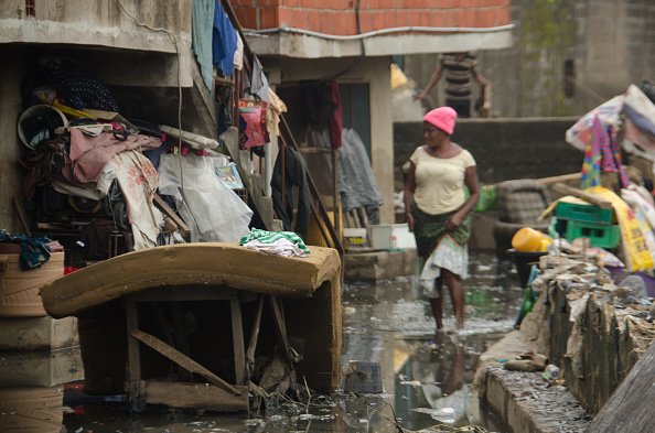 Frau in Lagos läuft durch Hochwasser, September 2020 | Quelle: Getty Images