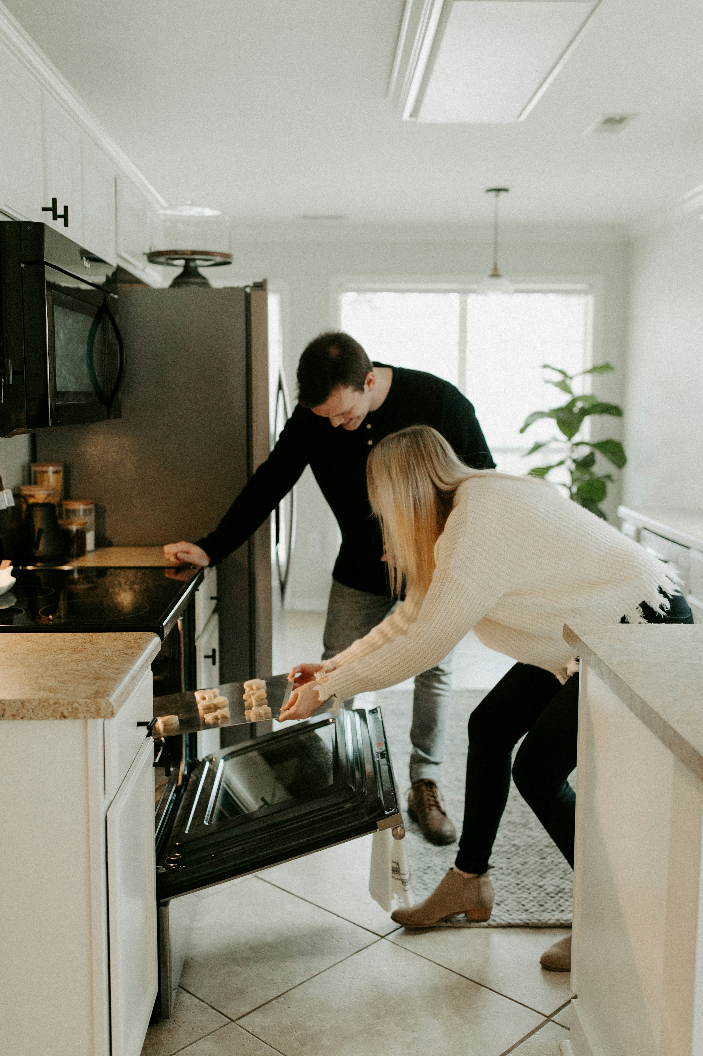 A couple cooking together | Source: Unsplash