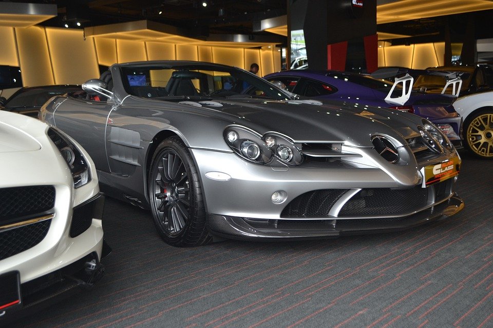 A photo of the Mercedes Benz SLR McLaren in a show room. | Photo: Pixabay.