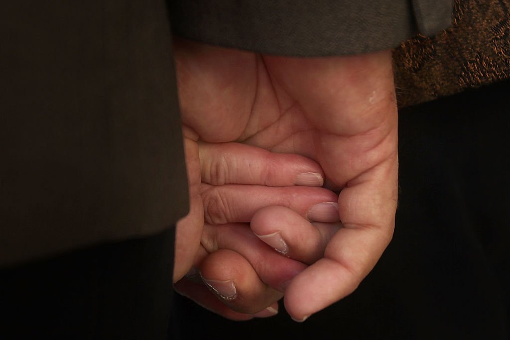 Un couple main dans la main. | Photo : Getty Images