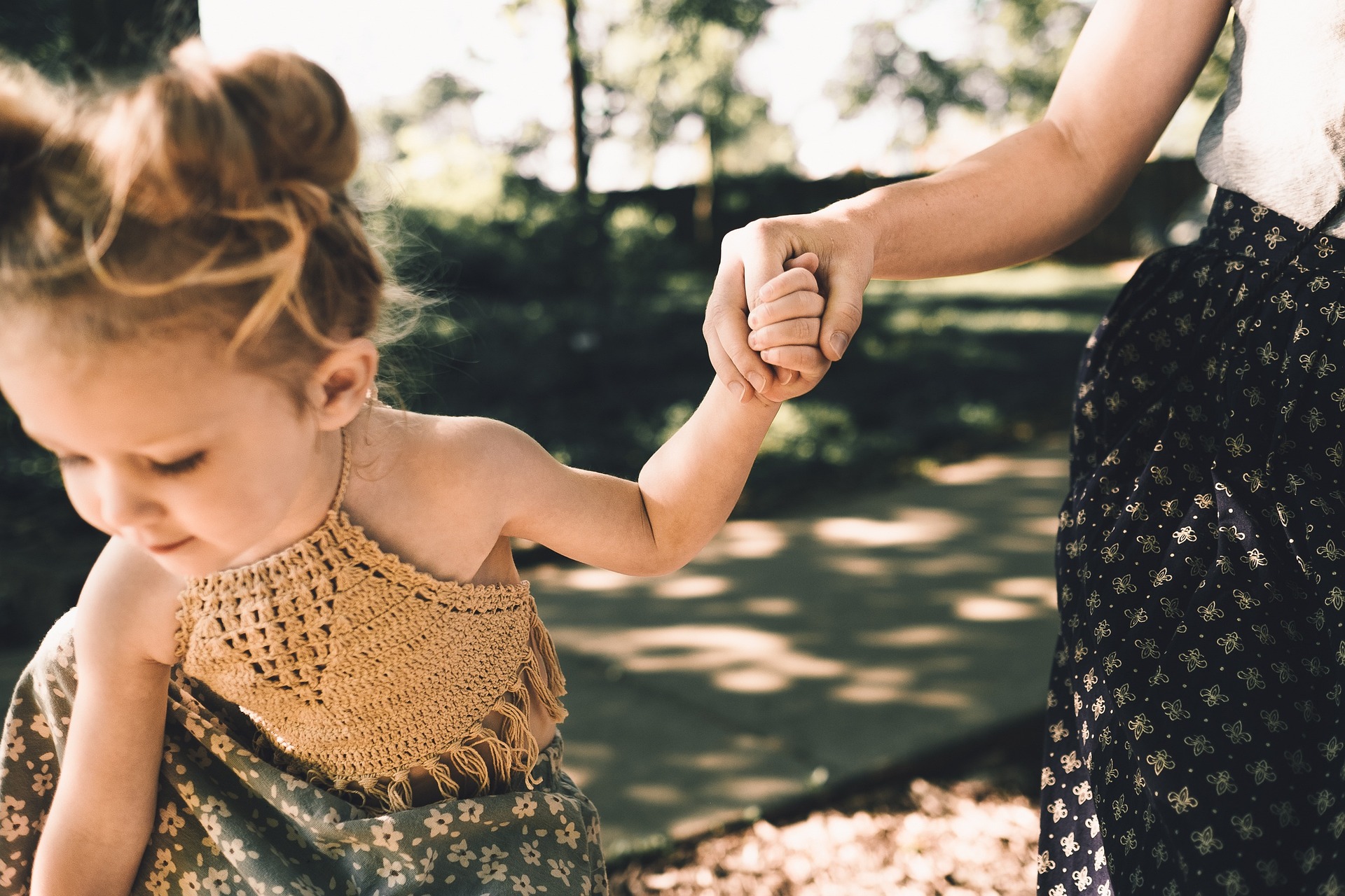 A woman holding her little daughter's hand | Source: Pixabay