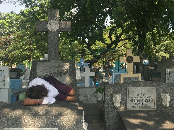 Indigente duerme en el cementerio más grande de las Filipinas. Fuente: Getty Images/Global Images Ukraine Indigente duerme en el cementerio más grande de las Filipinas. Fuente: Getty Images/Global Images Ukraine