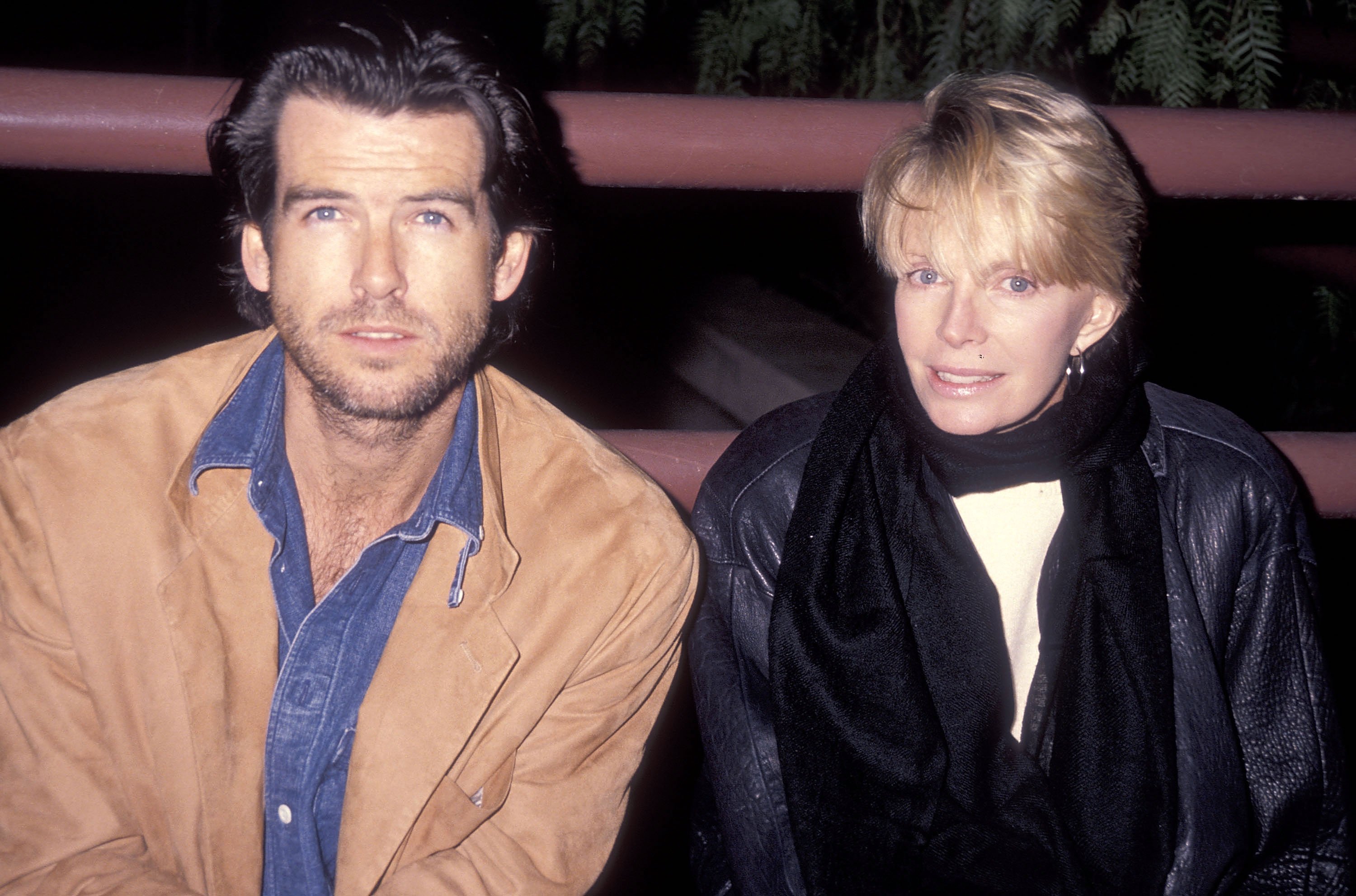 Pierce Brosnan and Cassandra Harris at the pizza party for the Teenage Mutant Ninja Turtle's "Coming Out of Their Shells" Rock & Roll Tour on November 21, 1990 | Source: Getty Images