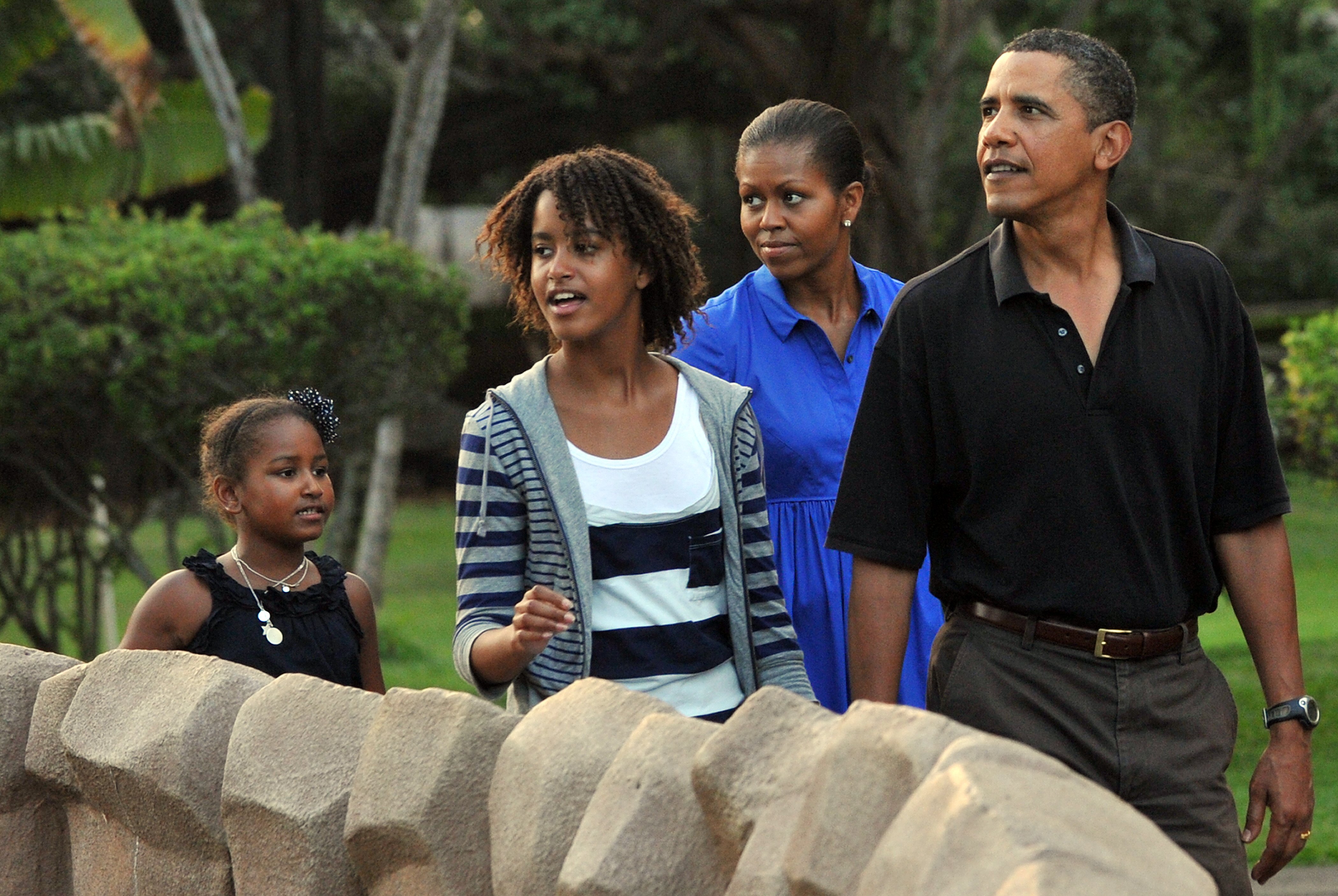 Barack Obama, Michelle Obama and their daughters Malia and Sasha visit the zoo in Honolulu on January 3, 2010 | Source: Getty Images
