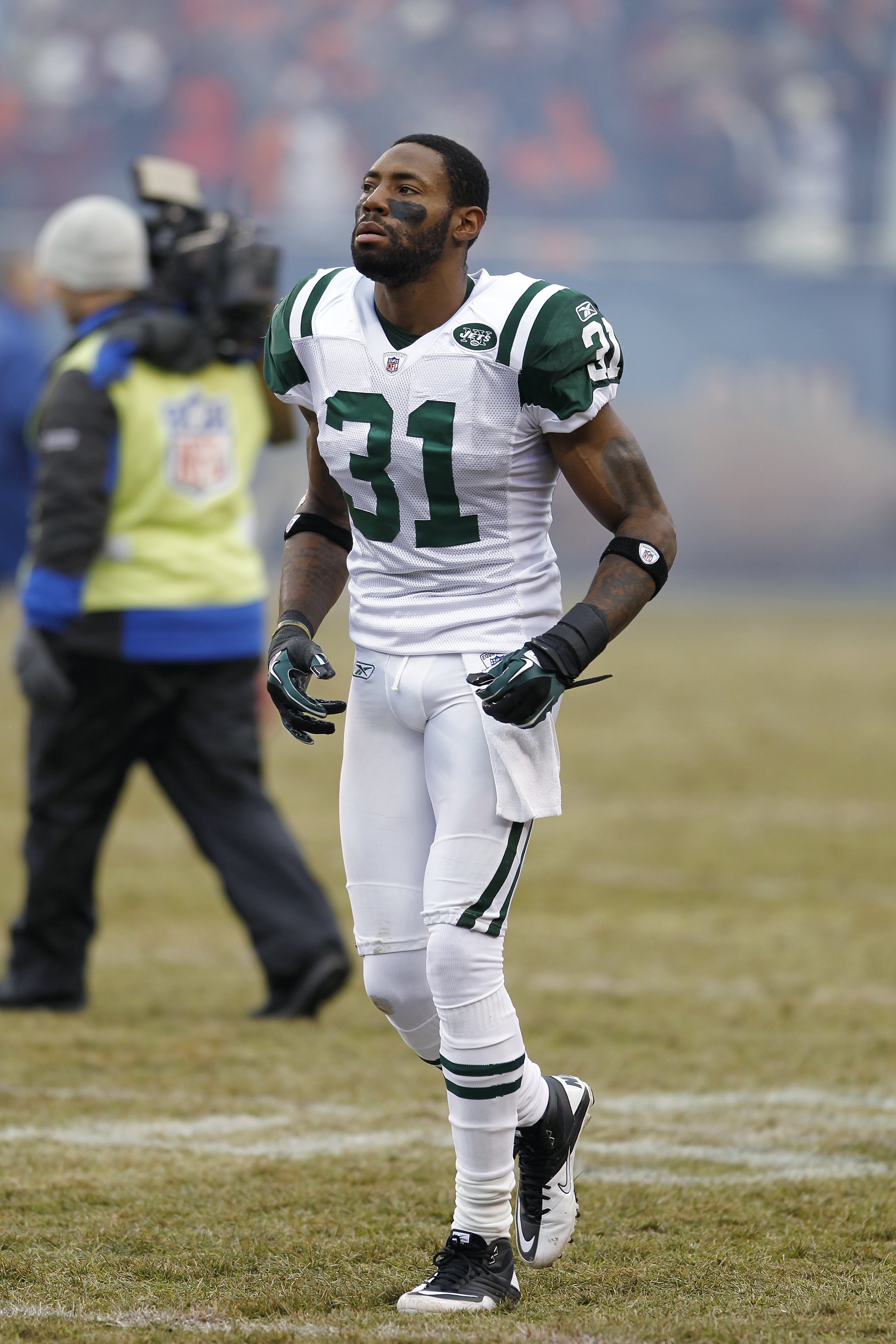 Antonio Cromartie #31 of the New York Jets looks on during the game against the Chicago Bears at Soldier Field on December 26, 2010 in Chicago, Illinois | Photo: GettyImages