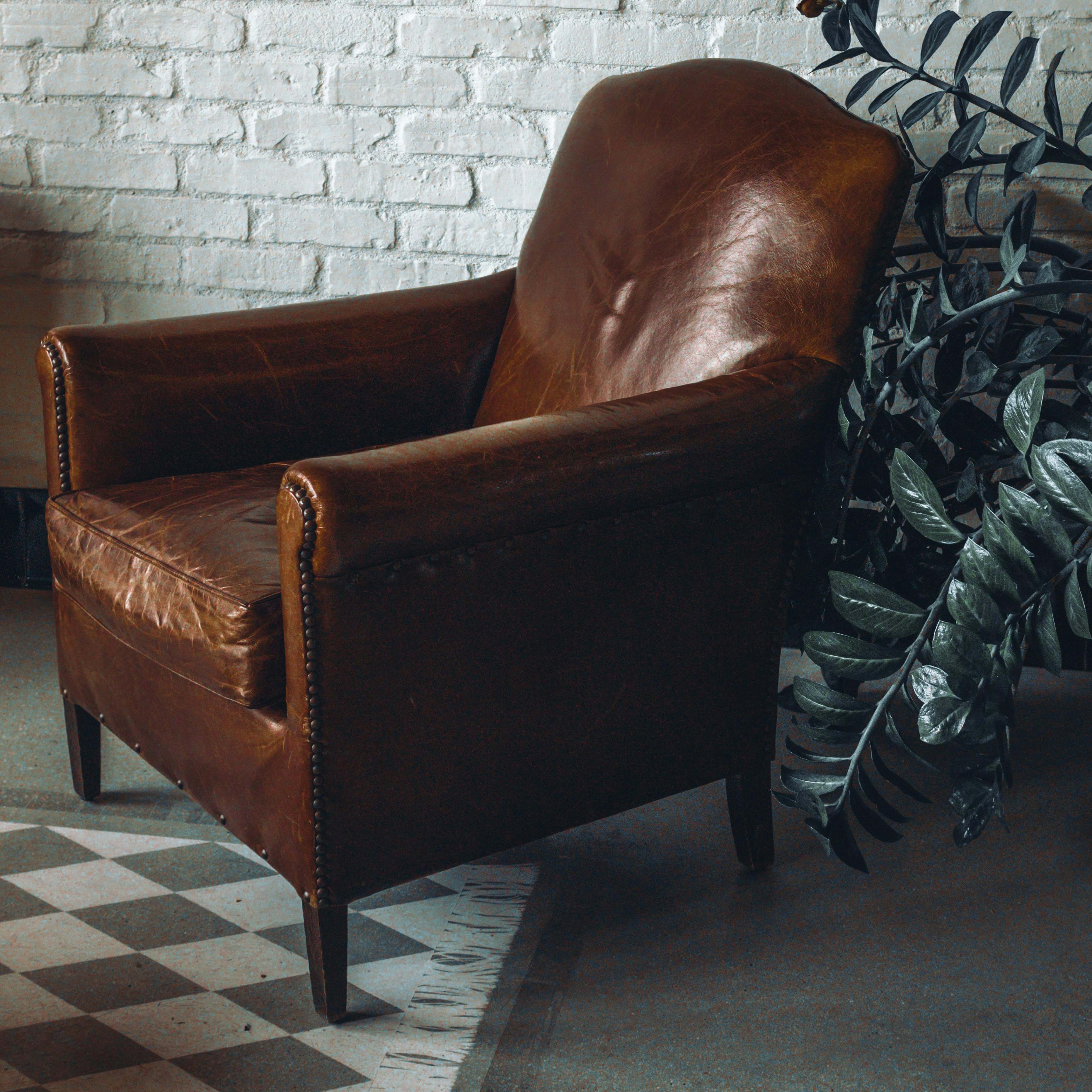 A luxurious leather armchair | Source: Pexels