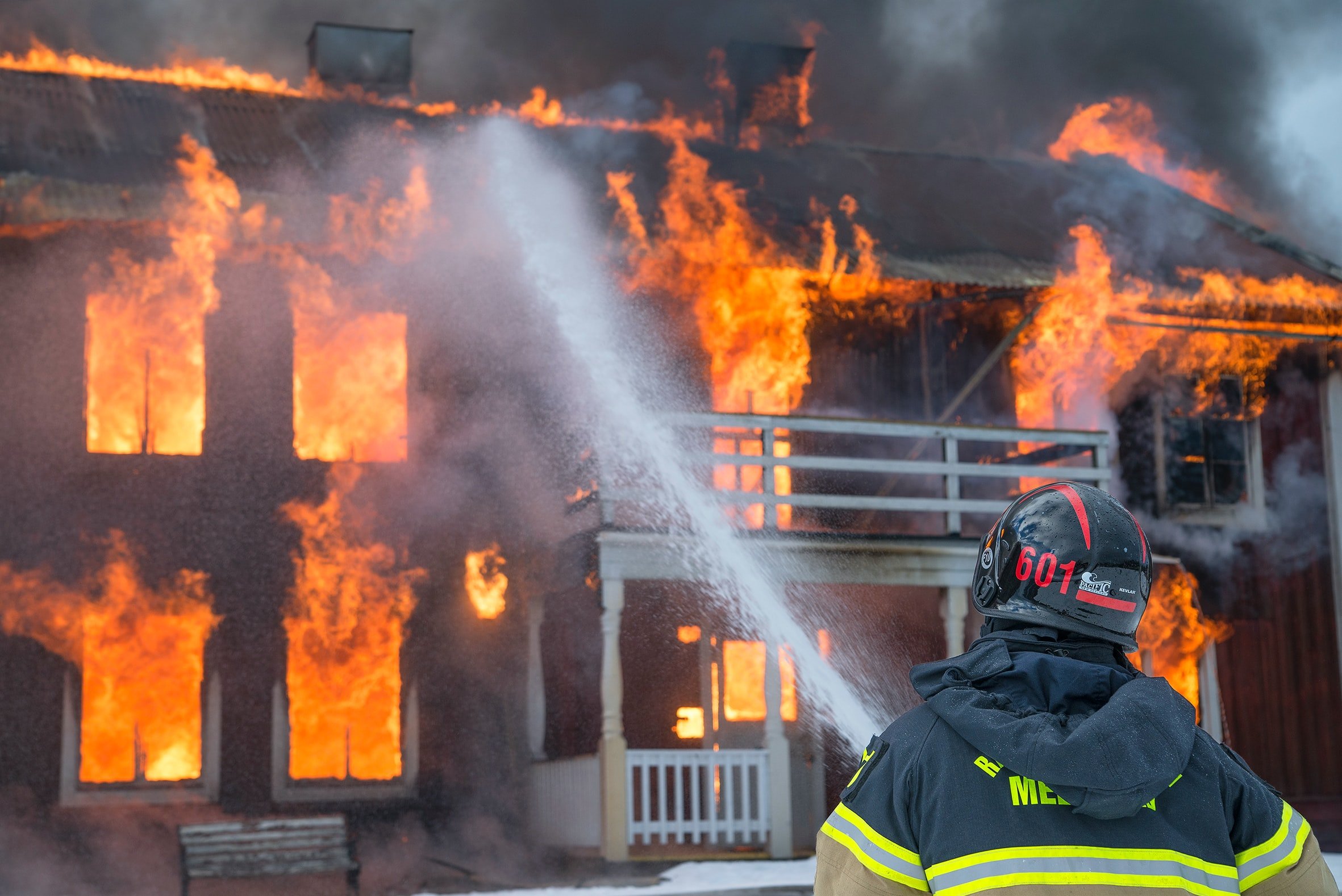 Die Feuerwehrleute versuchten, Gabys Haus zu retten. | Quelle: Unsplash